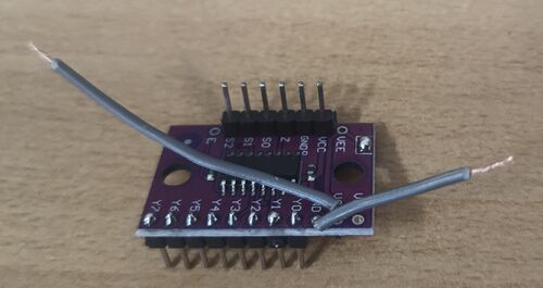 8-pinovú lištu pripájkujeme do multiplexera